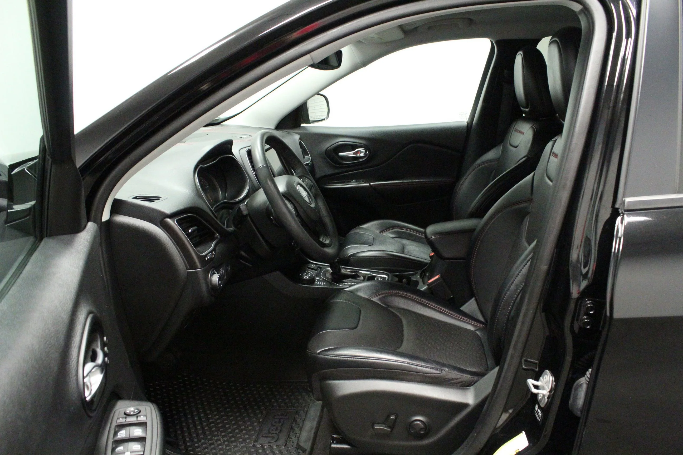 Used 2022 Diamond Black Crystal Pearlcoat Jeep Trailhawk image 18