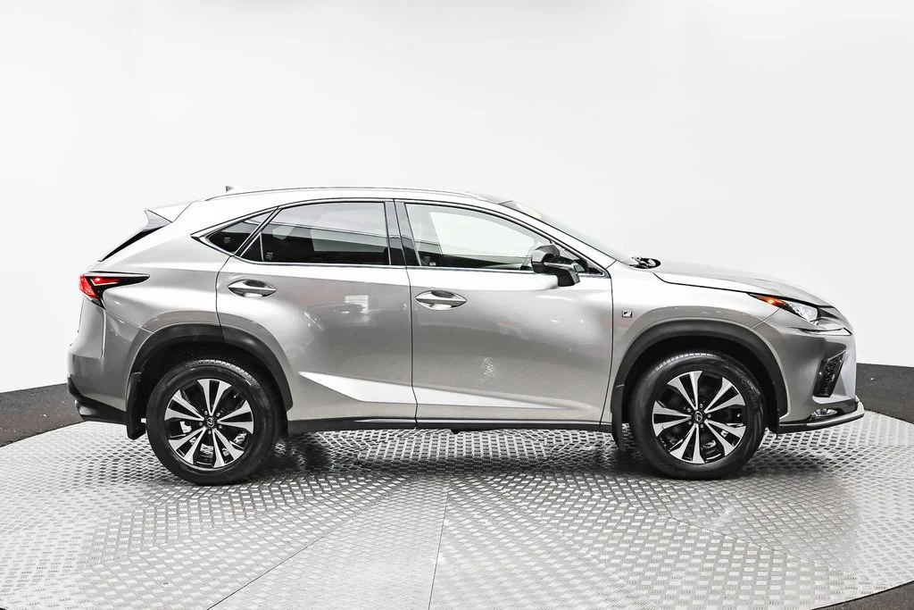 Used 2018  Lexus  image 4