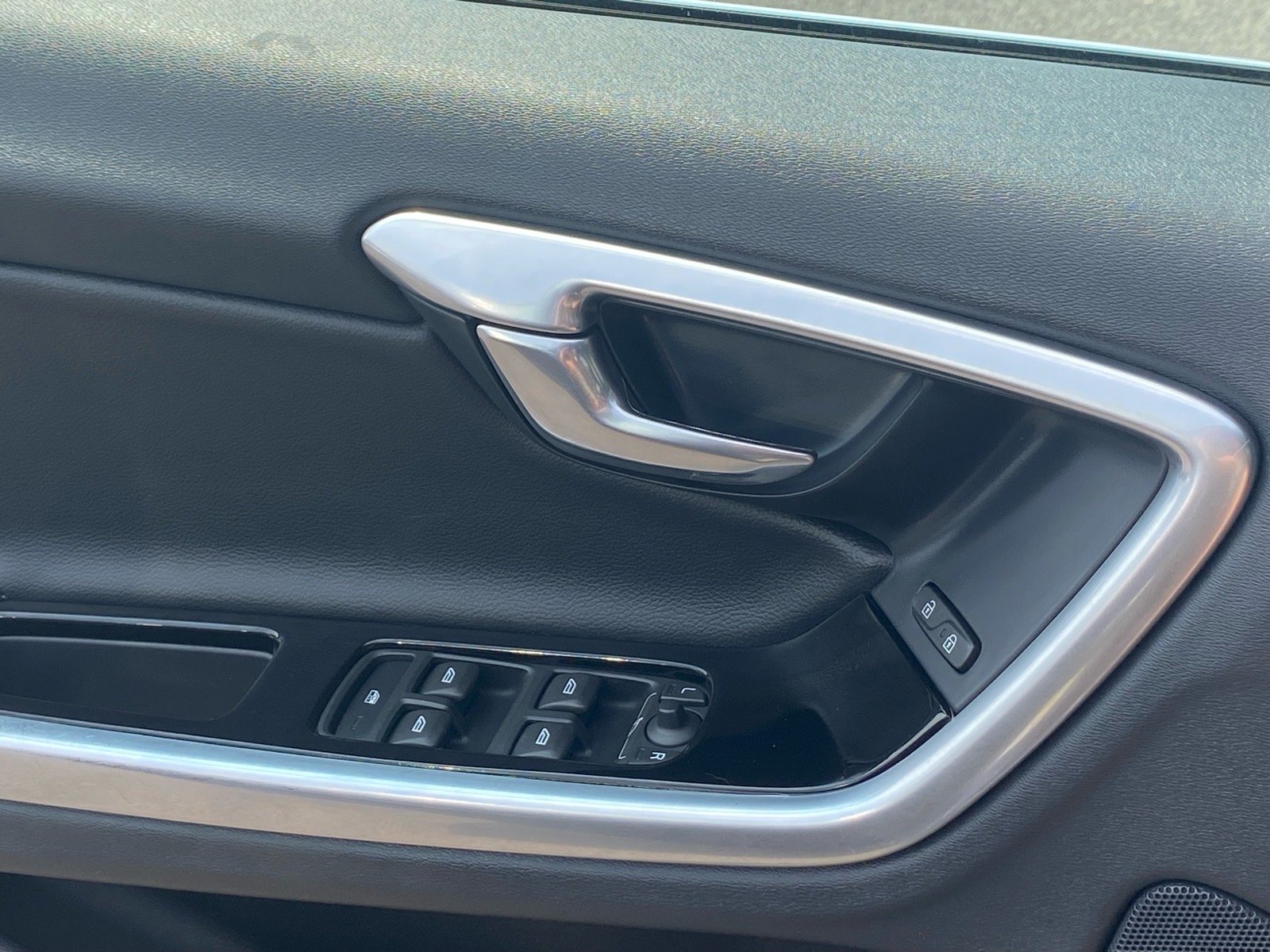 Used 2015 Blue Volvo T5 Premier image 17