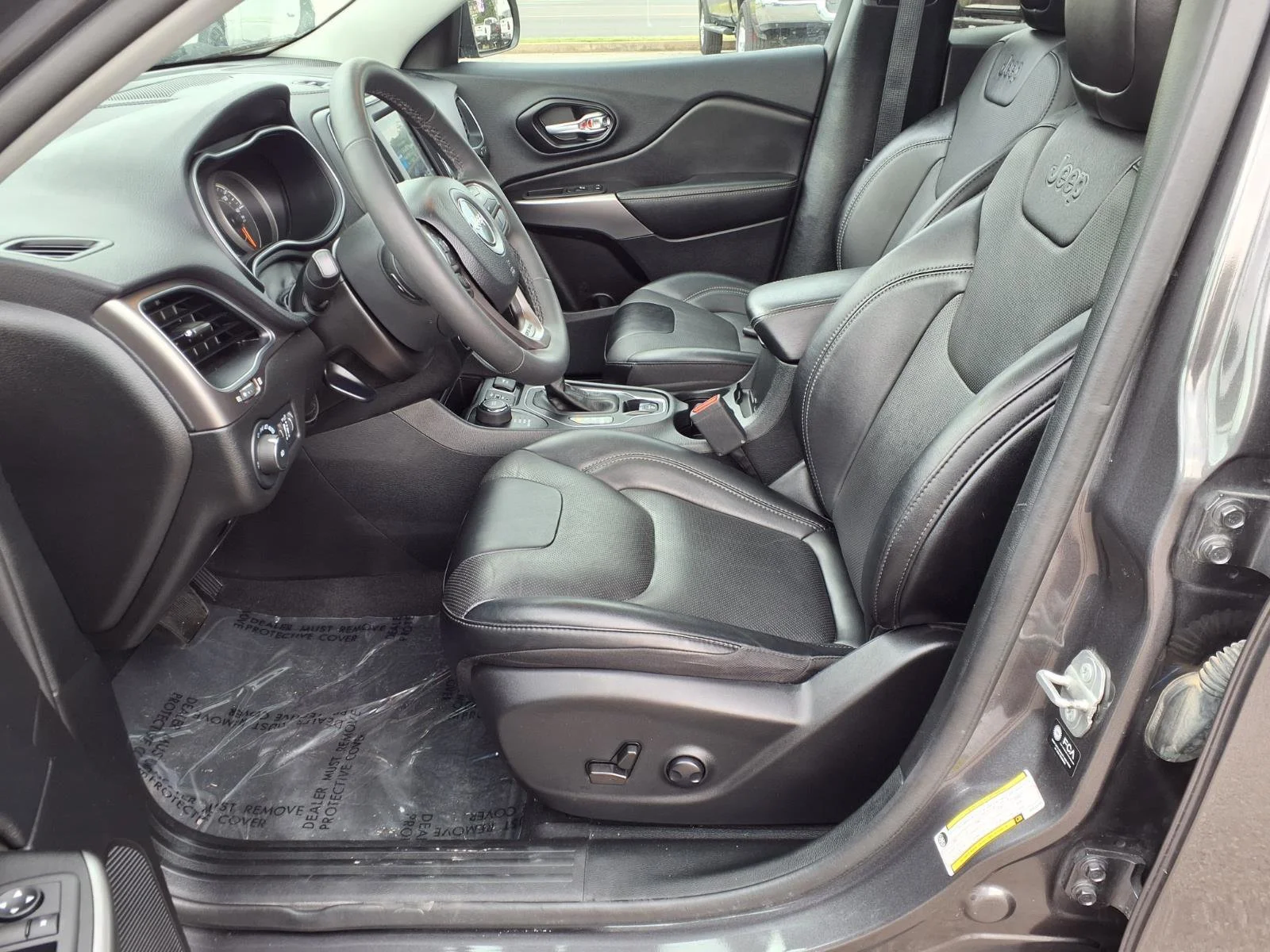 Used 2022 Granite Crystal Metallic Clearcoat Jeep Latitude Lux image 18