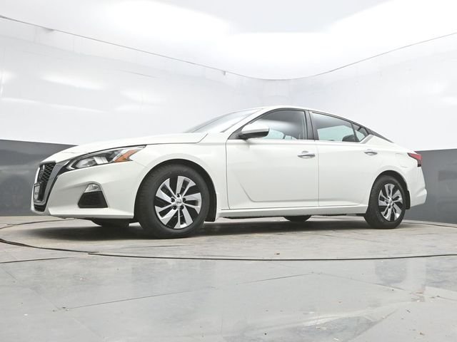 Used 2020 White Nissan 2.5 S image 39