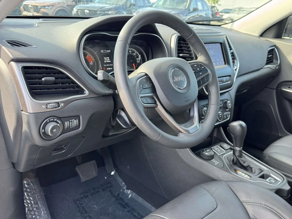 Used 2021 Bright White Clearcoat Jeep Latitude Lux image 2
