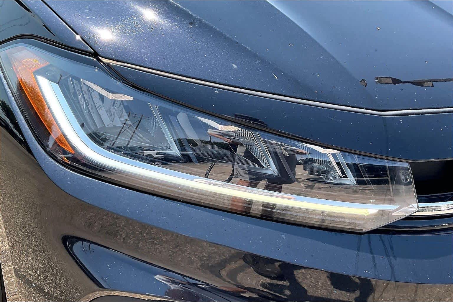 Used 2025 Deep Black Pearl Volkswagen SE image 27