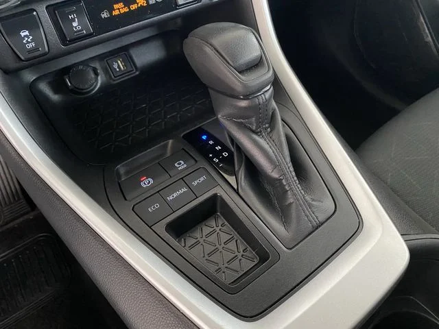 2025 Toyota RAV4 XLE - Photo 27