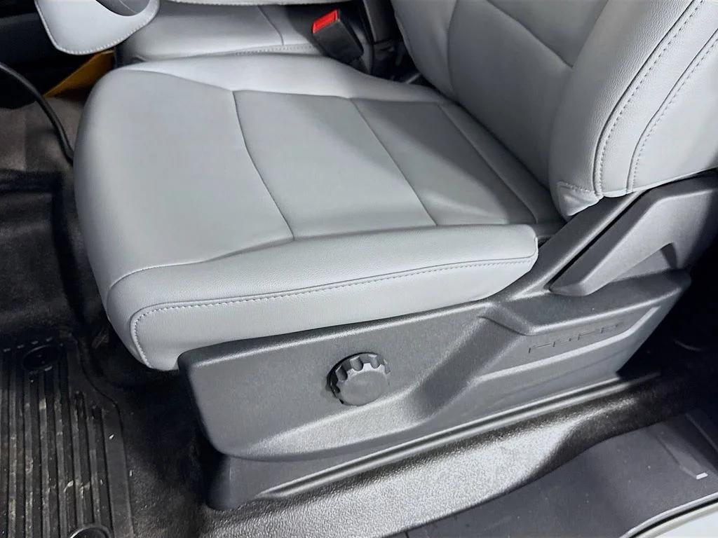 New 2025 Oxford White Ford F-450® XL image 18