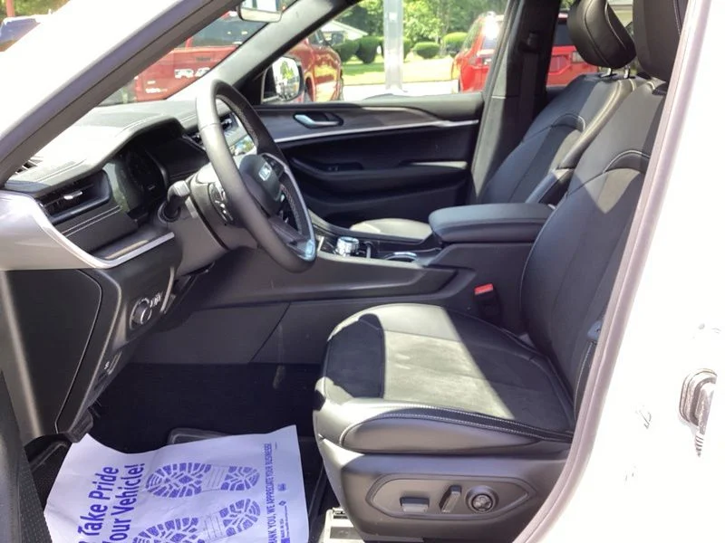 New 2026 Bright White Clear-Coat Exterior Paint Jeep Altitude image 27