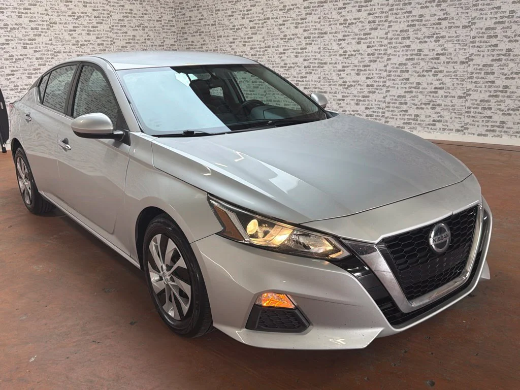 Used 2020 Brilliant Silver Metallic Nissan 2.5 S image 1