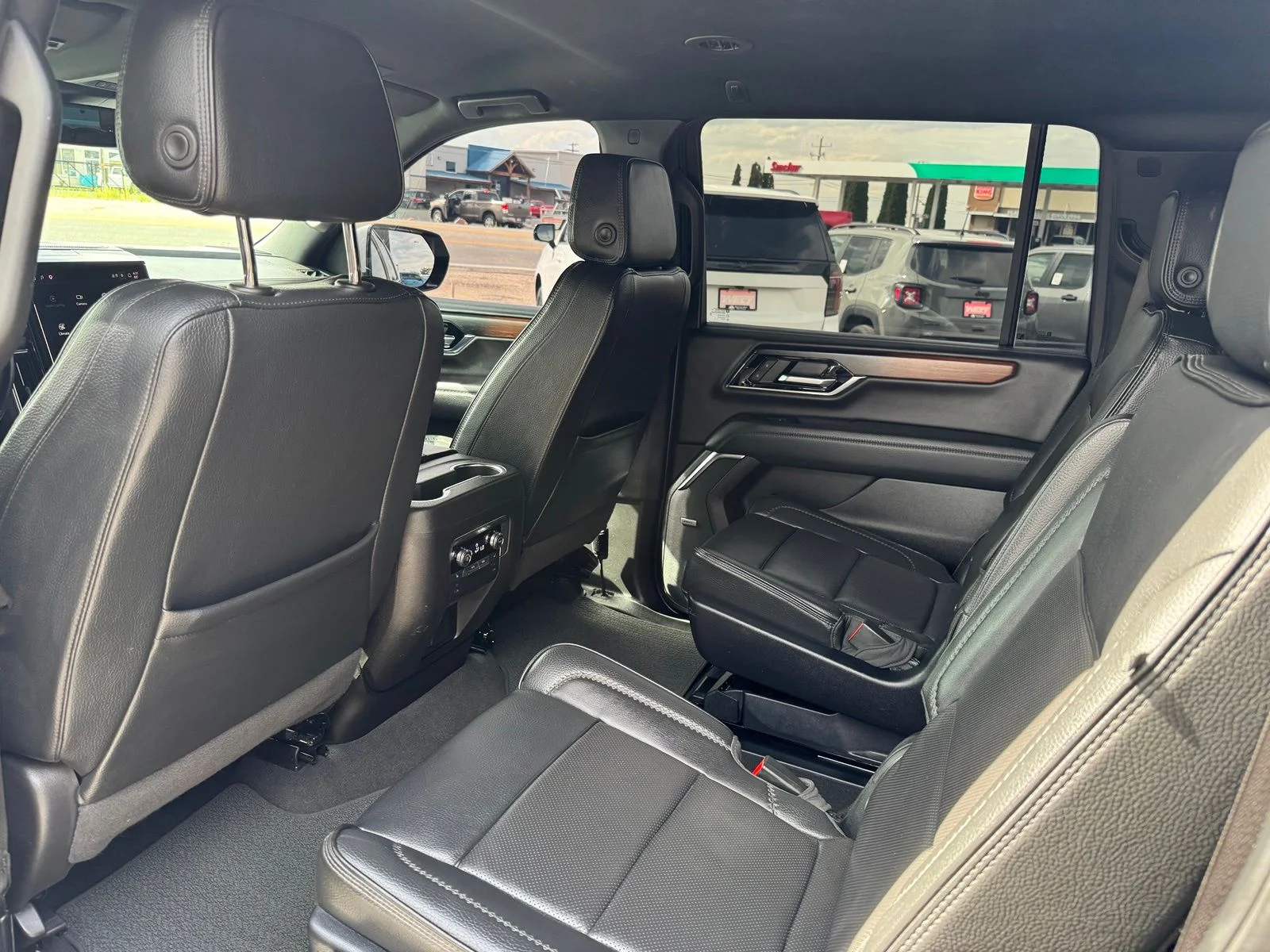 Used 2025 Silver GMC Denali image 30