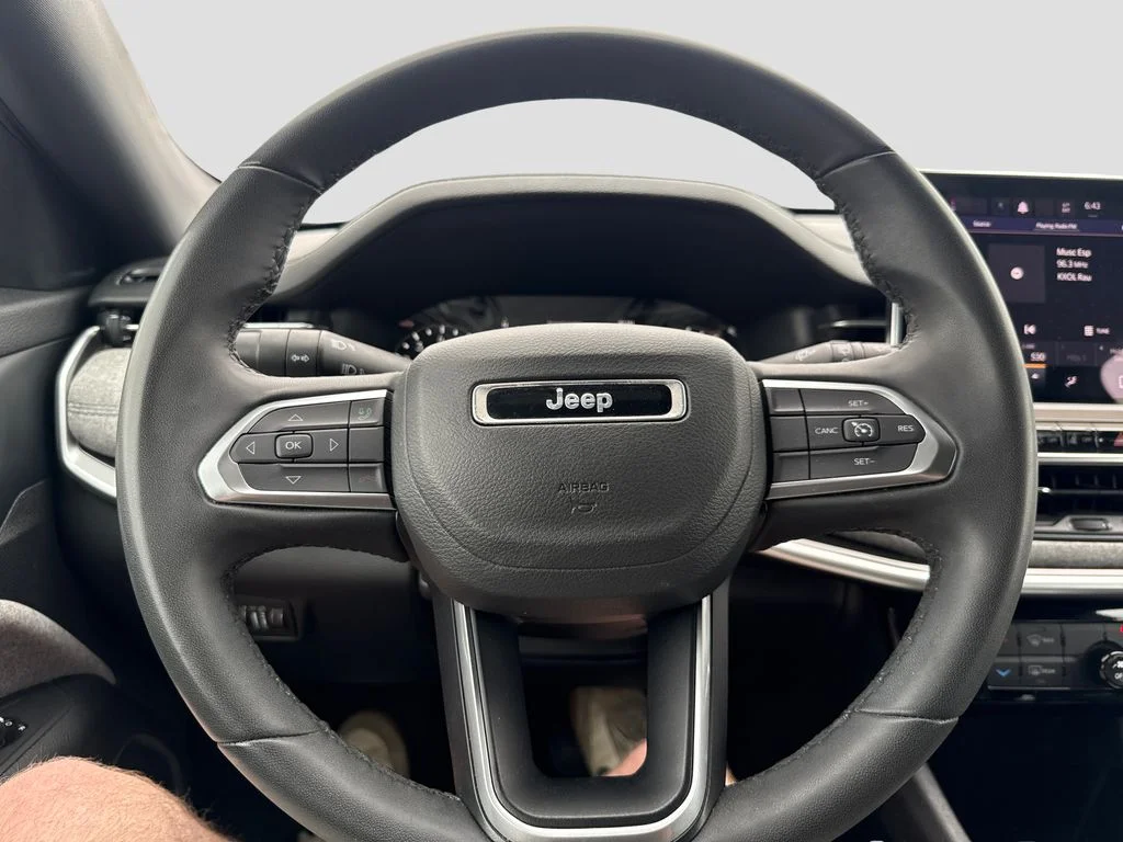 Used 2024 White/off-white Jeep Latitude image 13
