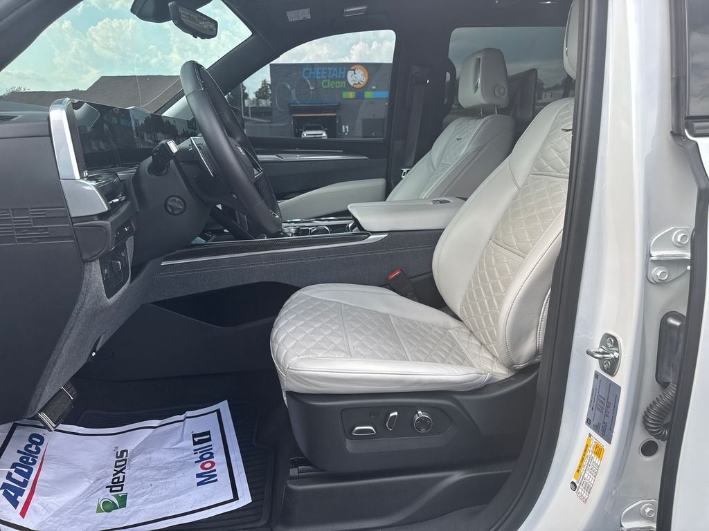 Used 2025 White Cadillac V-Series image 13