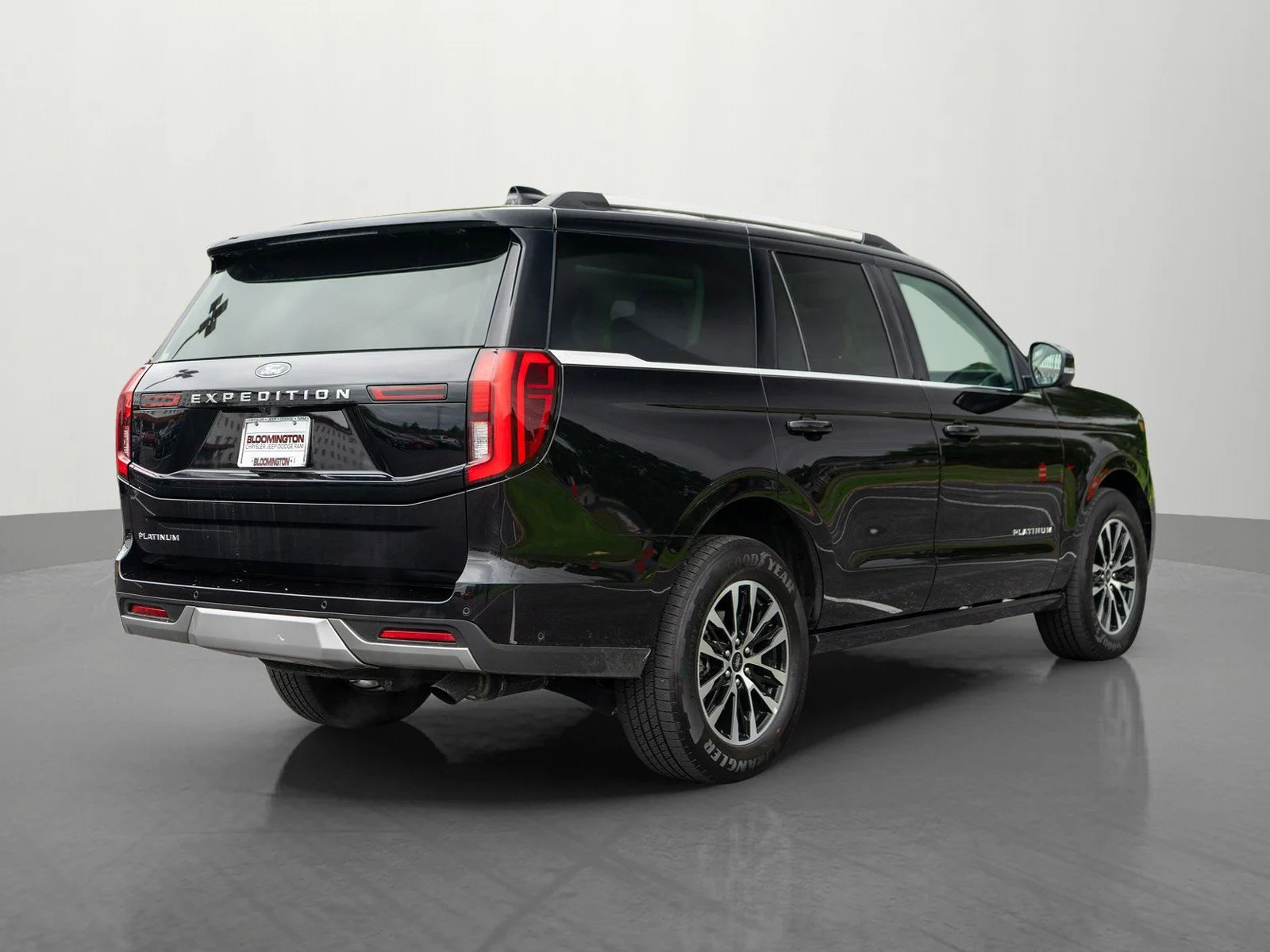 Used 2025 Black Metallic Ford Platinum image 7
