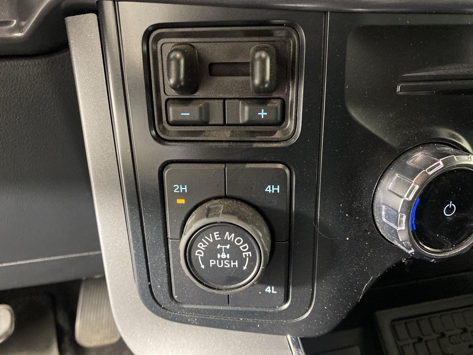 Used 2025 Oxford White Ford XLT image 26