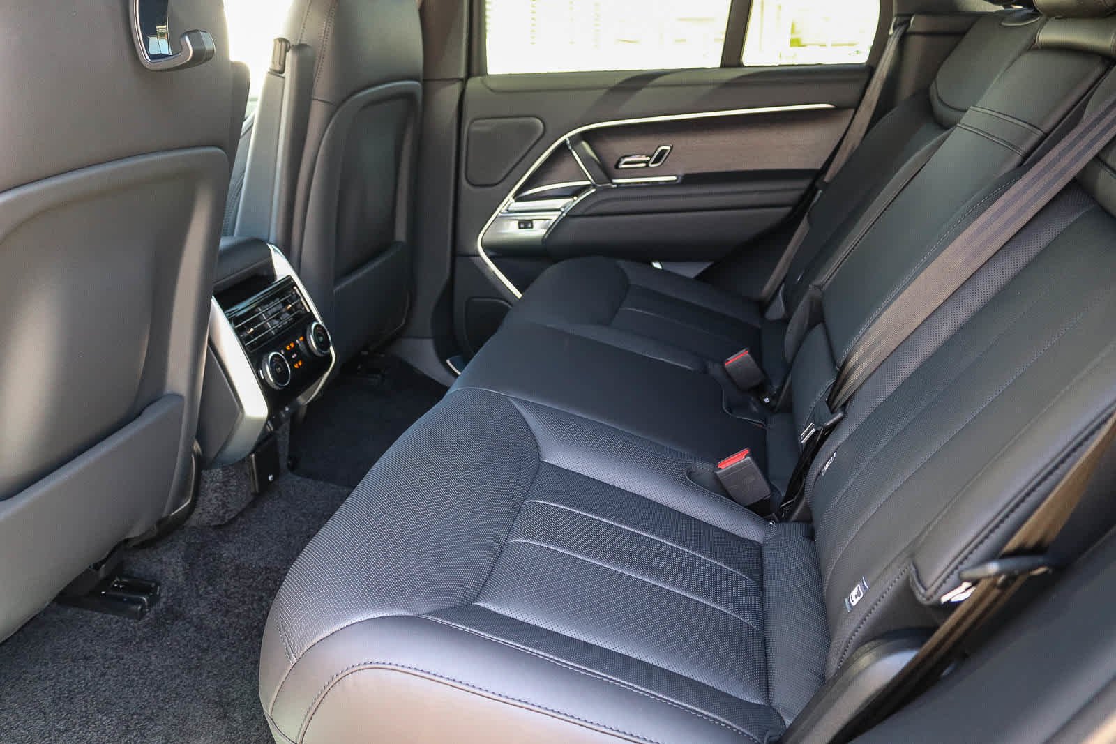 New 2026 Carpathian Grey Land Rover SE image 15