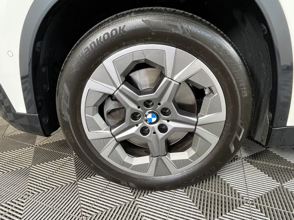 Used 2024 White BMW xDrive28i image 12