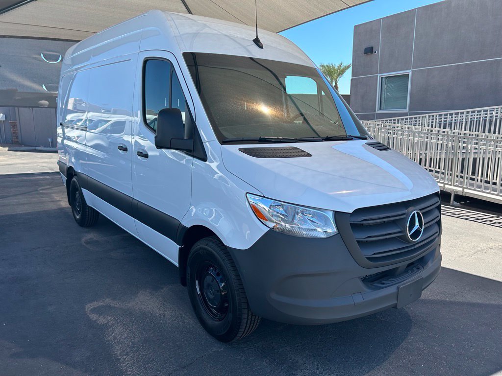 Used 2023  Mercedes-Benz Cargo 144 WB image 3