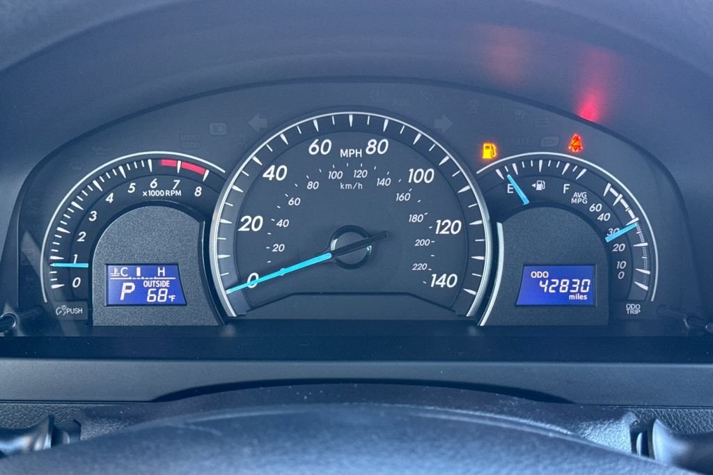Used 2014 Silver Toyota LE image 28