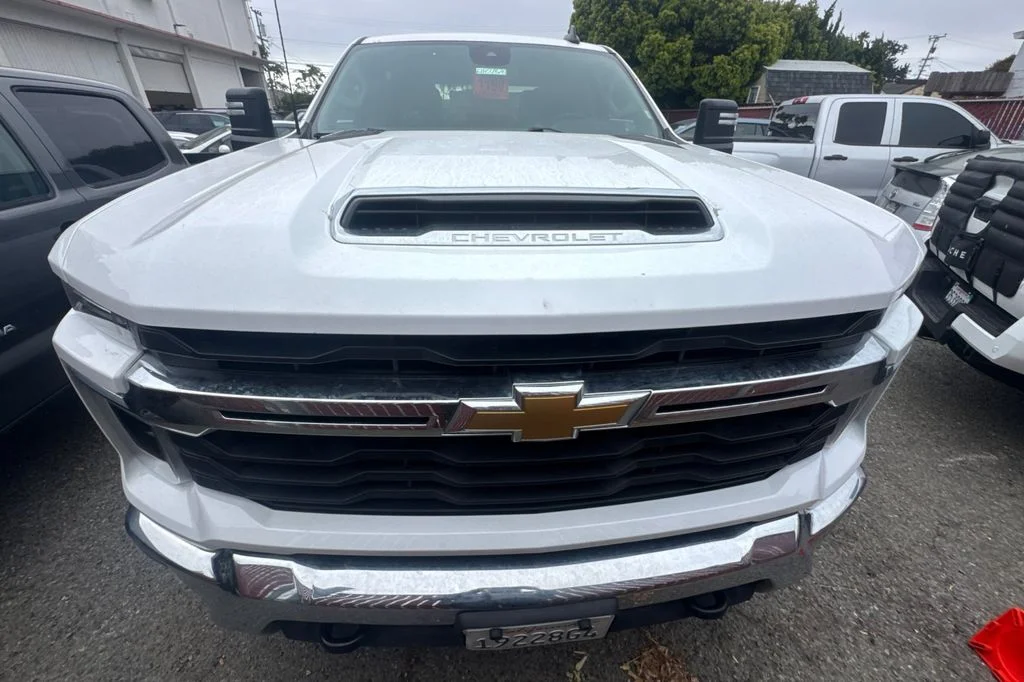 Used 2025 White Chevrolet LT image 3