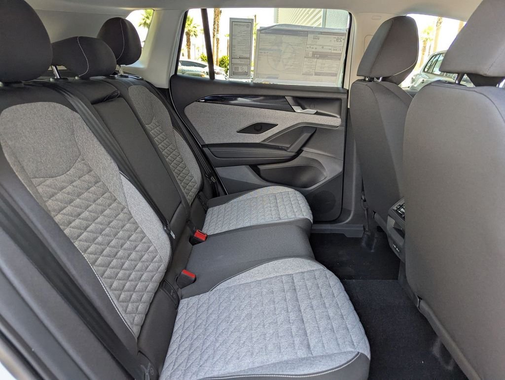 2025 Volkswagen Tiguan SE - Photo 19
