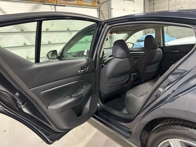 Used 2019 Blue Metallic Nissan 2.5 SV image 14