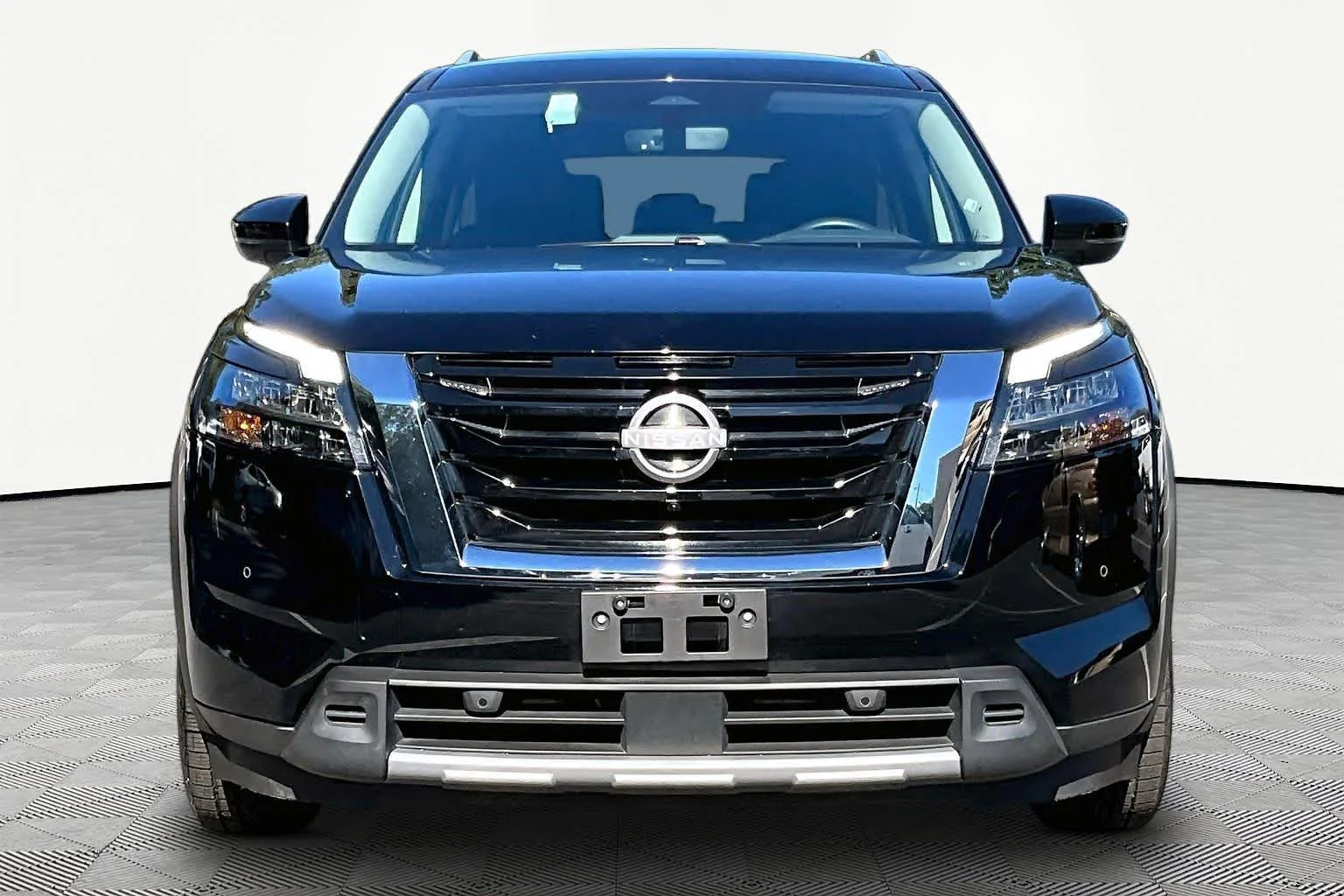 Used 2025 Super Black Nissan SL image 4