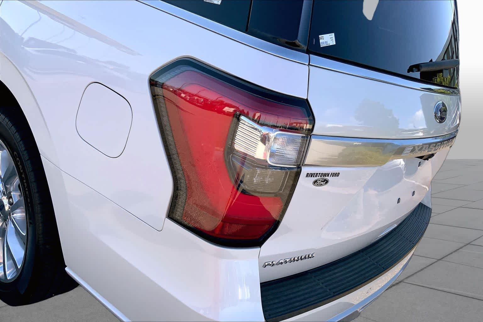 Used 2018 White Platinum Metallic Tri-Coat Ford Platinum image 25