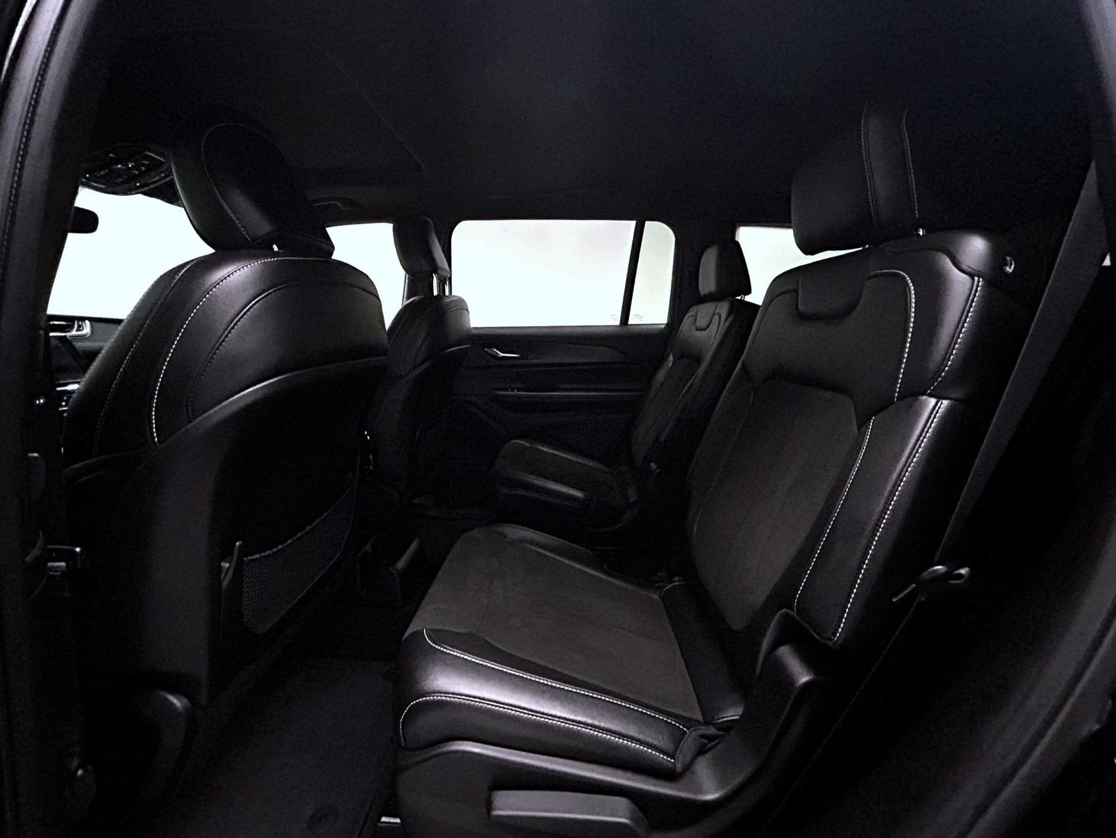 Used 2023 Black Jeep Altitude image 20