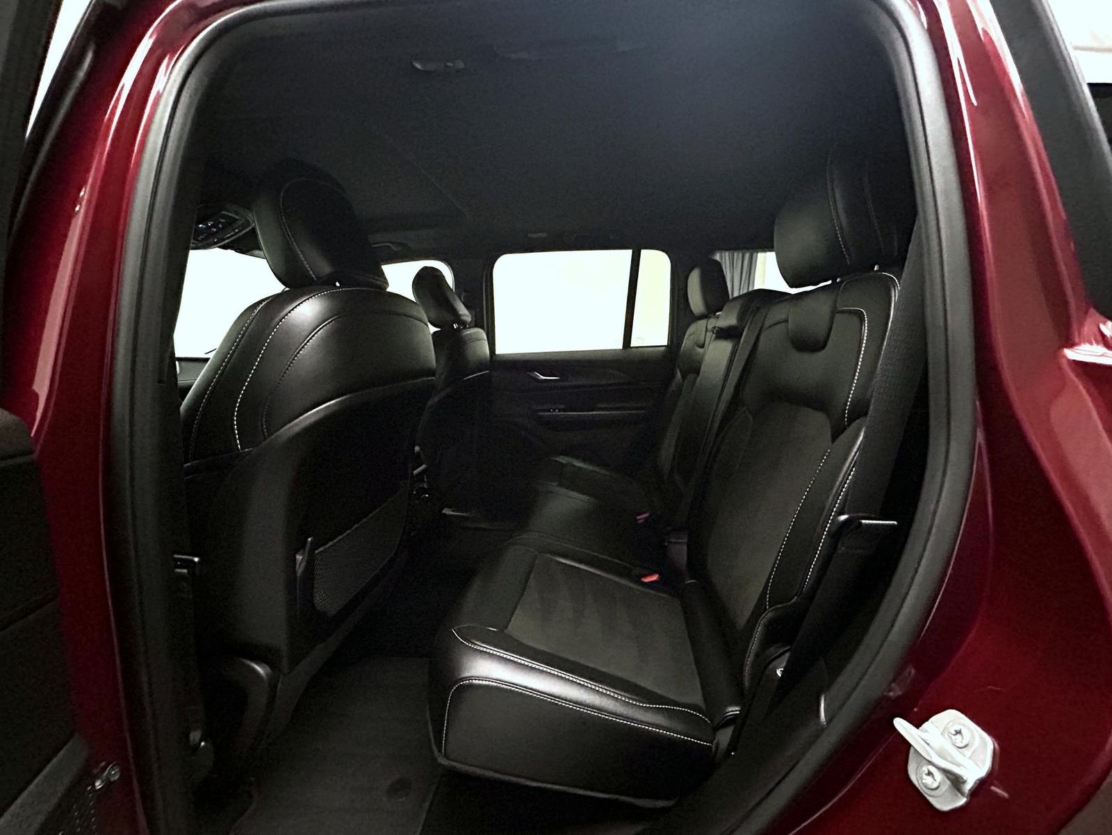 New 2025 Velvet Red Pearl-Coat Exterior Paint Jeep Altitude X image 19