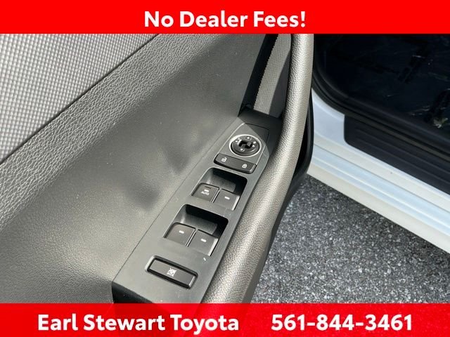 Used 2018 White Hyundai SE image 21