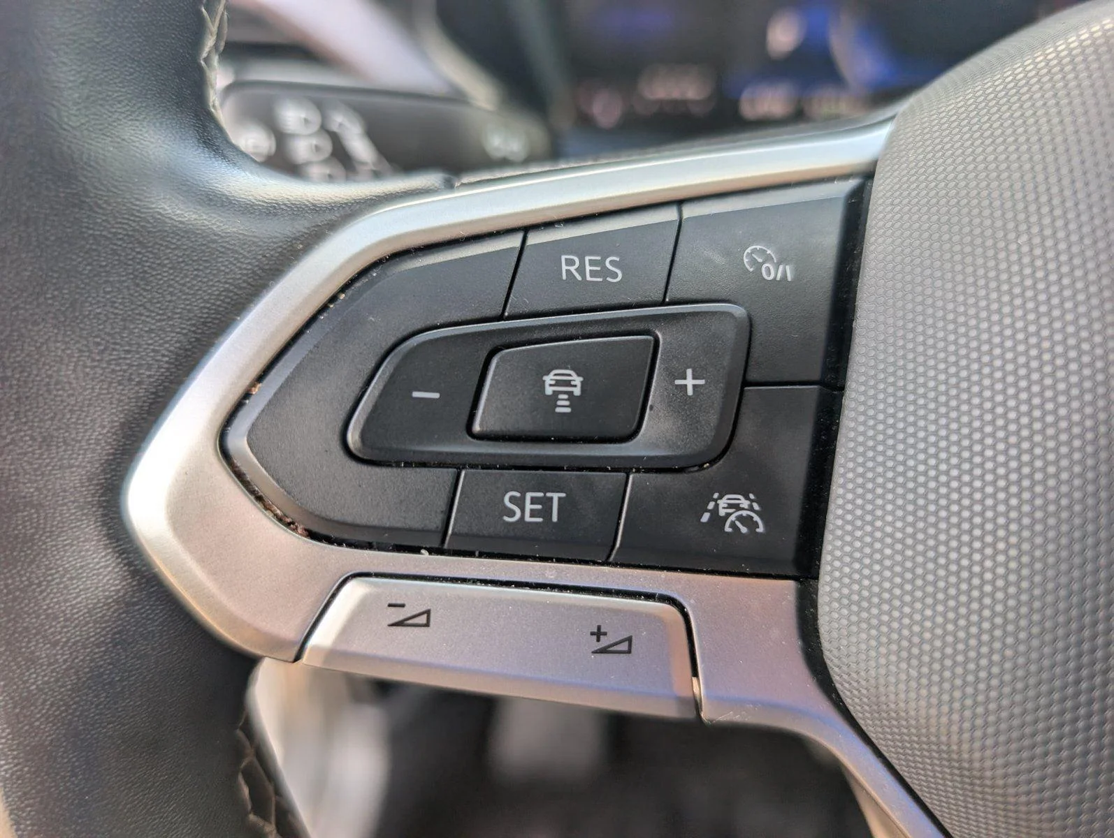 Used 2024 GRAY Volkswagen SE image 25