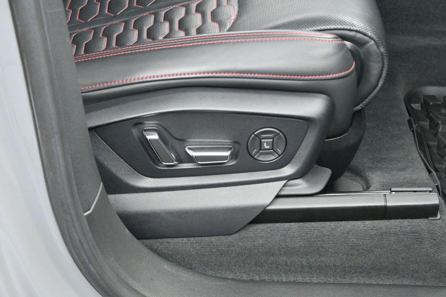 Used 2023 Nardo Gray Audi 4.0 TFSI quattro image 34