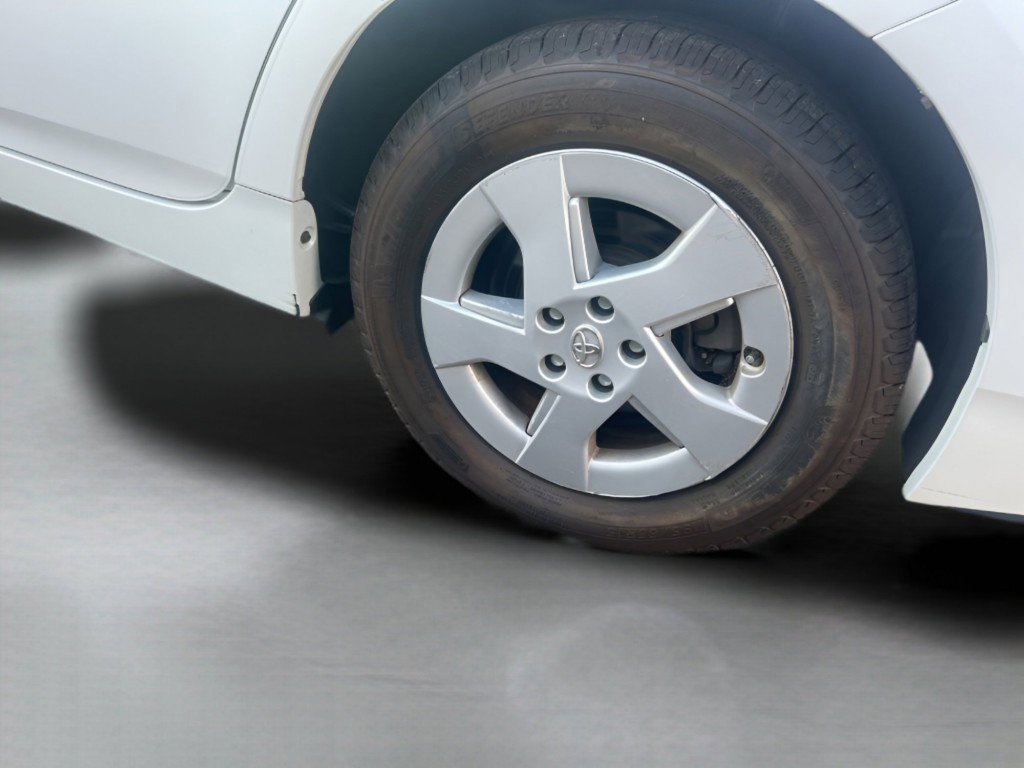 Used 2010 White Toyota V image 9