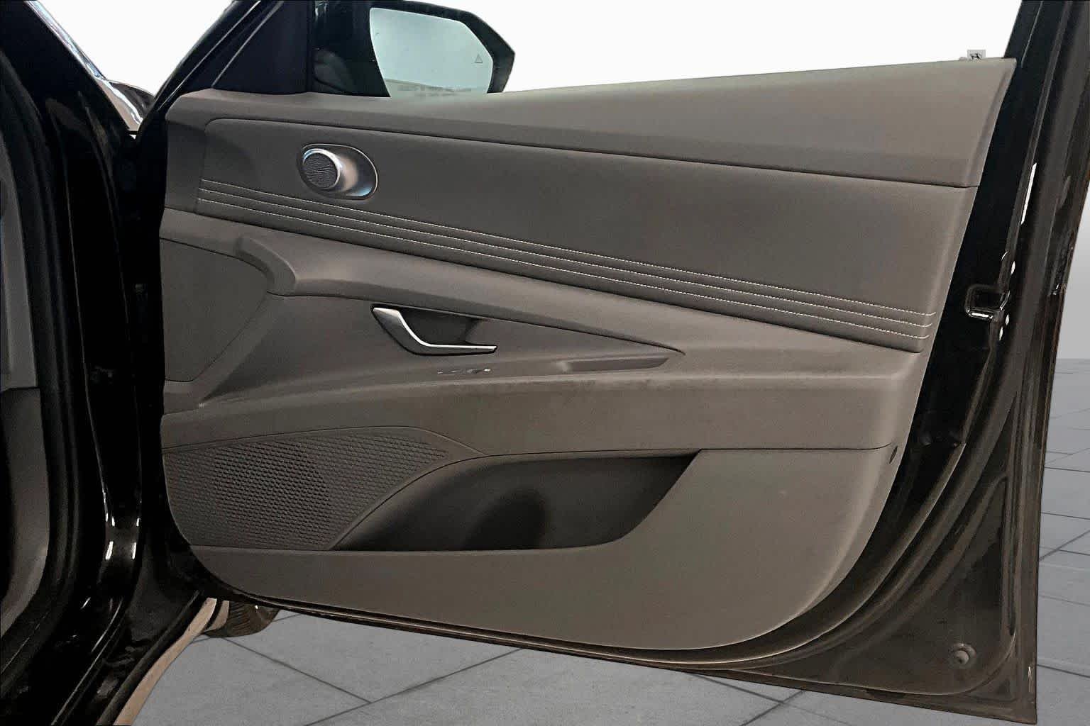 Used 2022 Phantom Black Hyundai SEL image 19