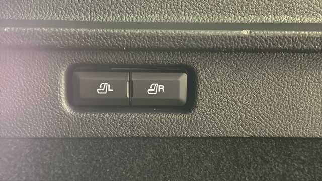 Used 2025 Infinite Black Metallic Clearcoat Lincoln Grand Touring image 30