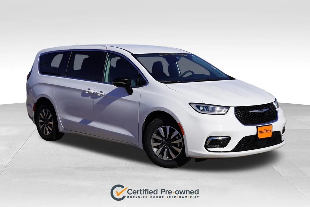 2024 Chrysler Pacifica Hybrid Select PHEV's photo