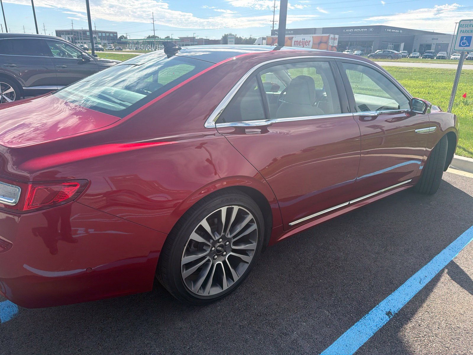 Used 2019 Red Lincoln Reserve image 5