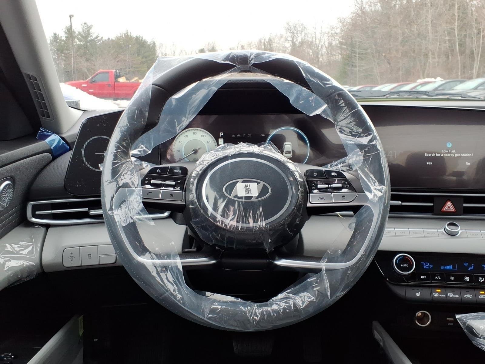 2025 Hyundai Elantra Limited - Photo 12