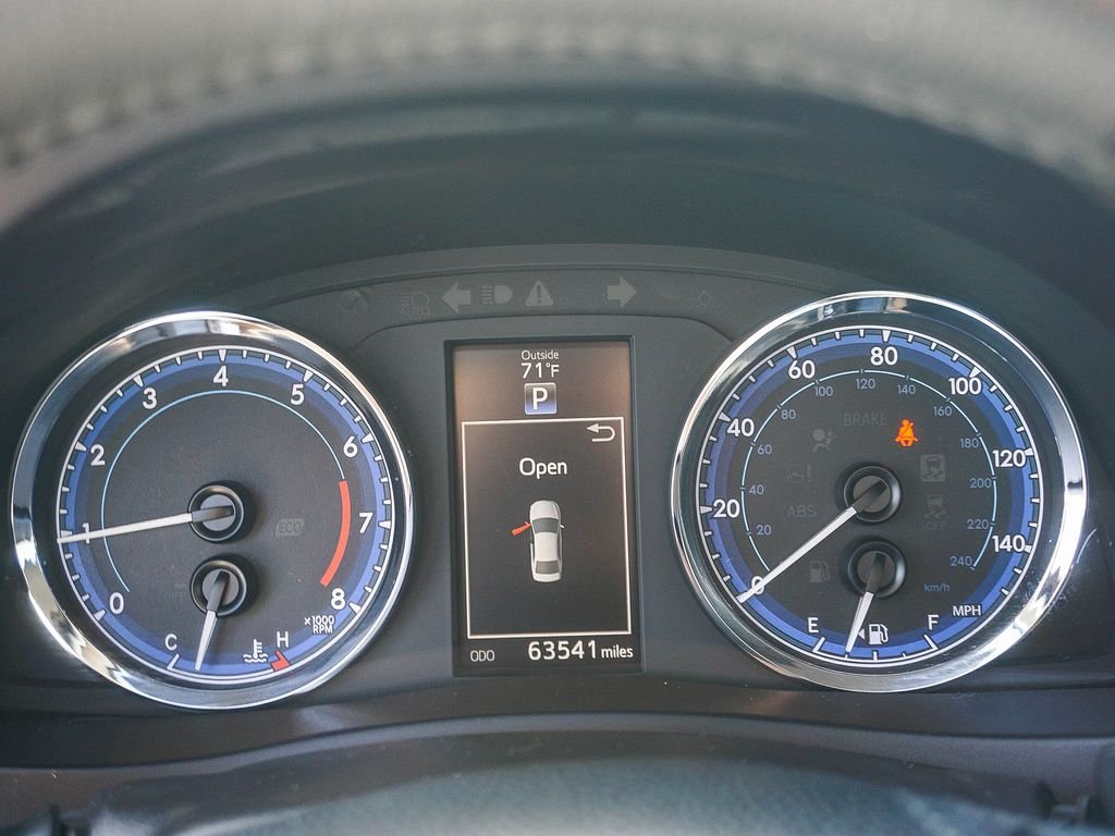Used 2018 White Toyota SE image 21