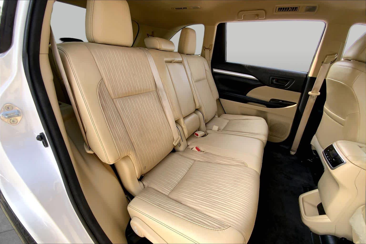 Used 2015 Blizzard Pearl Toyota LE Plus image 19
