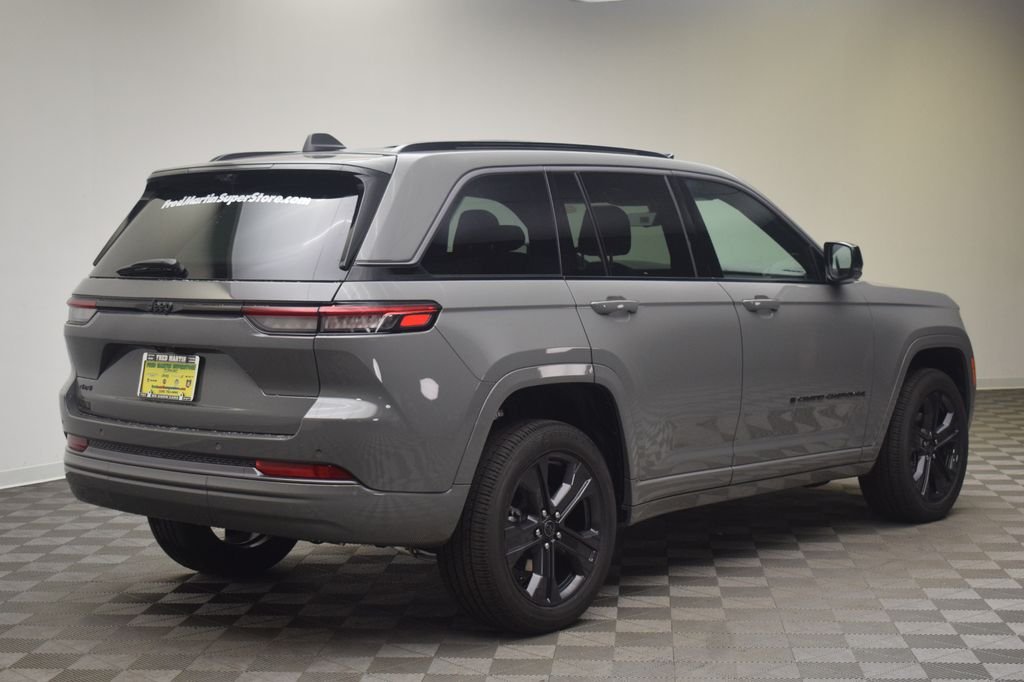 New 2027 Sting-Gray Clearcoat Jeep Limited Reserve image 5