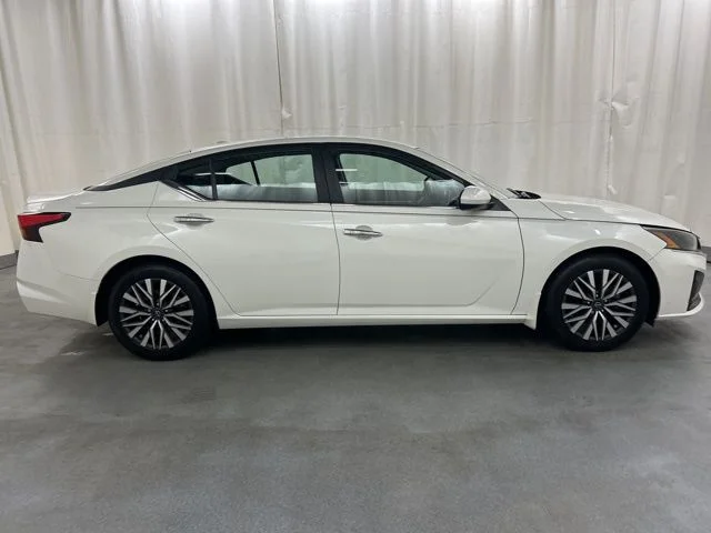 Used 2023 White Nissan 2.5 SV image 7
