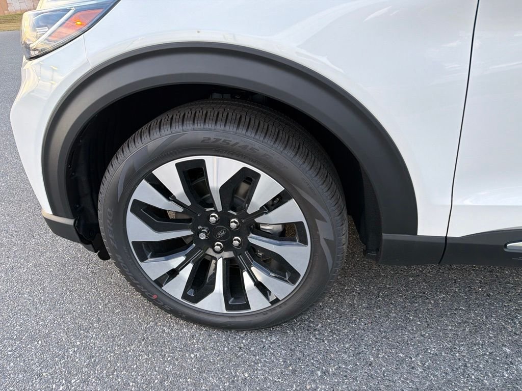 New 2026 Star White Metallic Tri-Coat Ford Platinum™ image 25