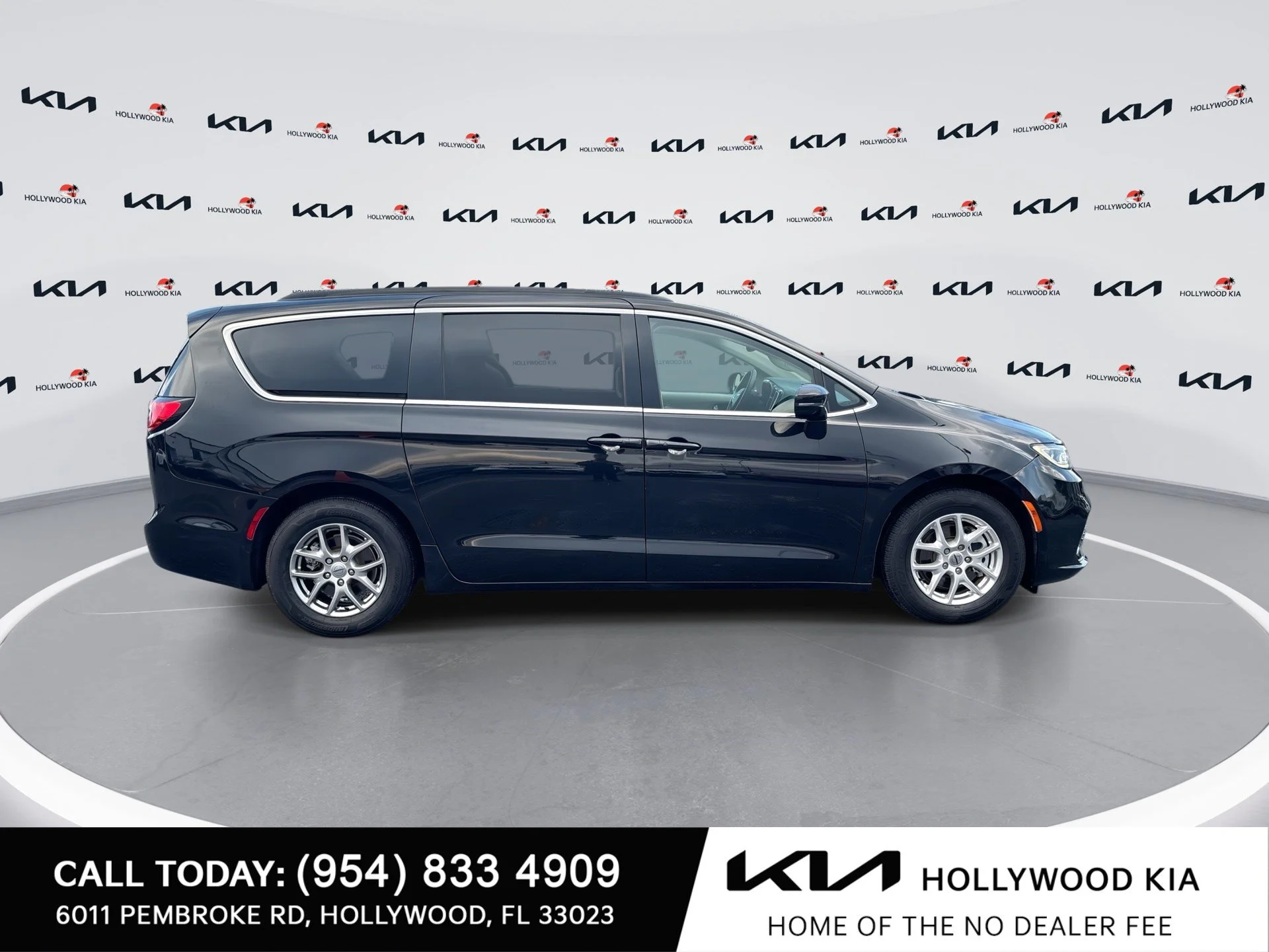 Used 2021 Brilliant Black Crystal Pearlcoat Chrysler Touring image 9