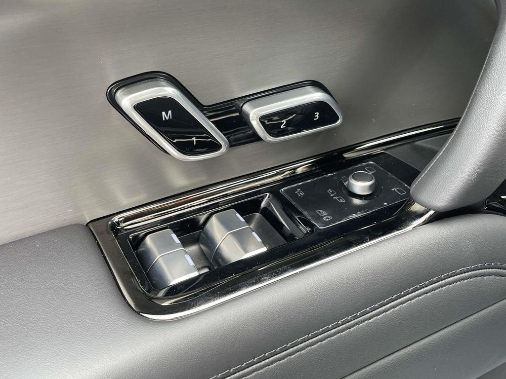 New 2026 Borasco Grey Land Rover SE image 32