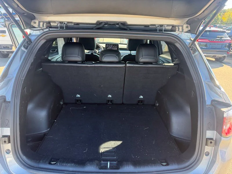 Used 2023 Silver Jeep Latitude Lux image 6