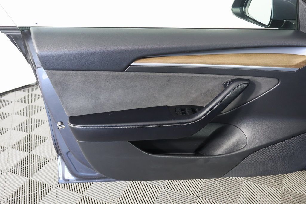 Used 2022  Tesla Base image 12