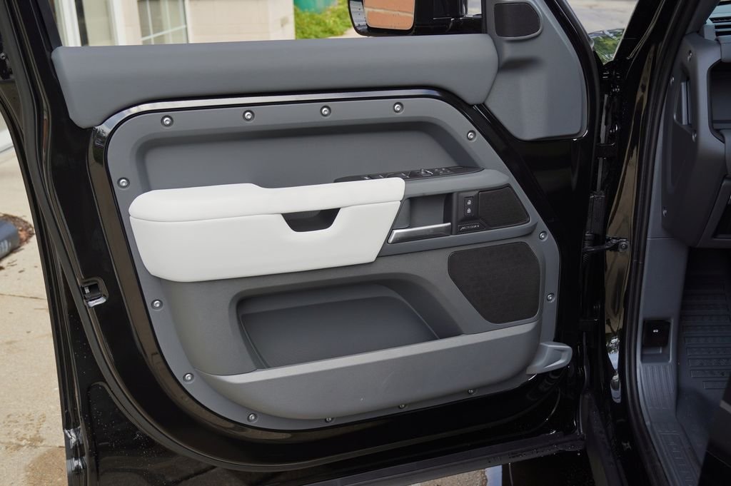 New 2026 Santorini Black Land Rover S image 9
