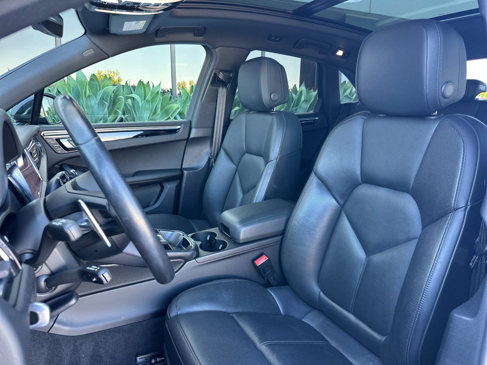 Used 2023 Black Porsche Macan (AWD) image 5