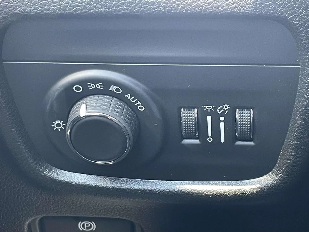 Used 2023 Black Jeep Altitude image 29