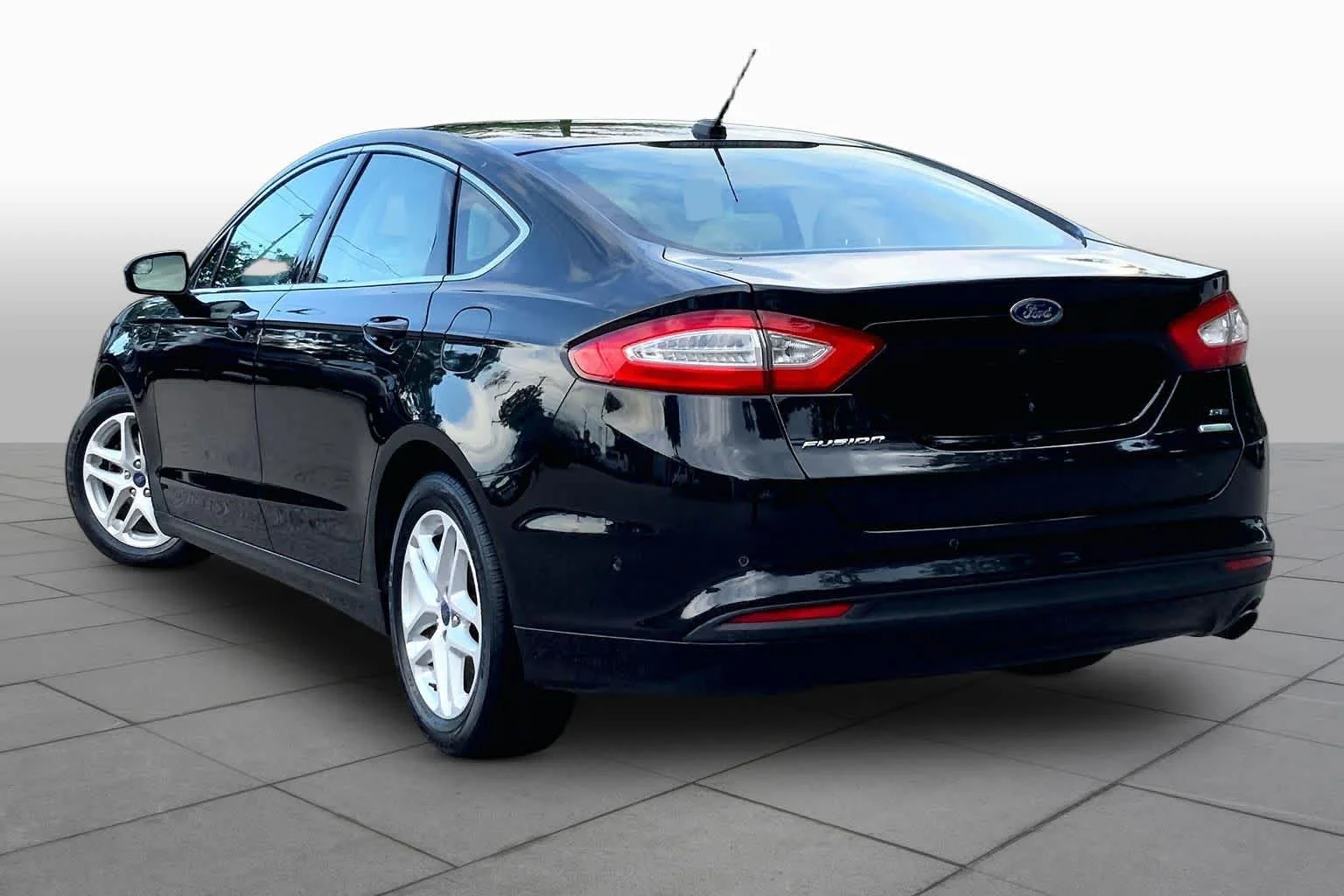 Used 2014 Tuxedo Black Metallic Ford SE image 11