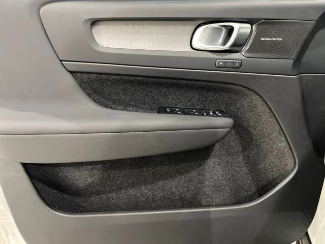 2026 Volvo XC40 Ultra - Photo 10